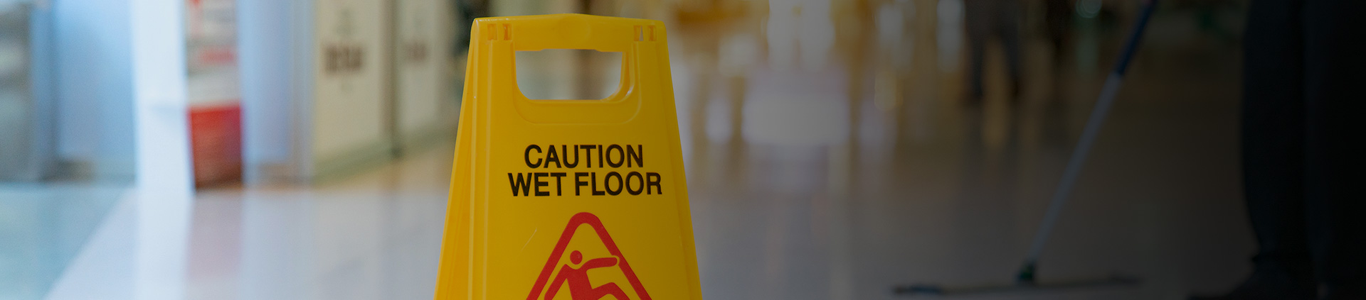 precaución señalización de piso mojado